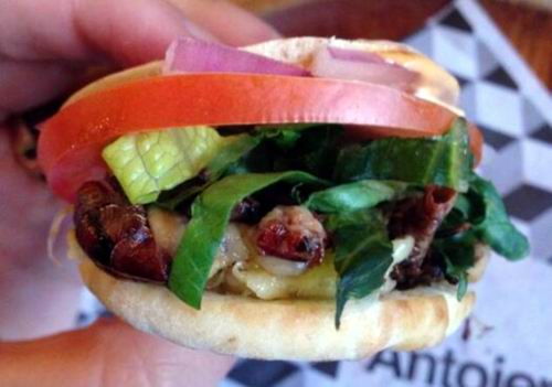 Мексиканский ресторан в Нью-Йорке угощает гамбургерами со... сверчками