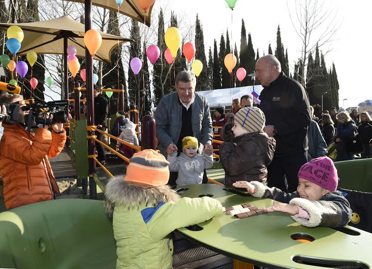 «МакДоналдс» открыл в олимпийском Сочи первую безбарьерную игровую детскую площадку