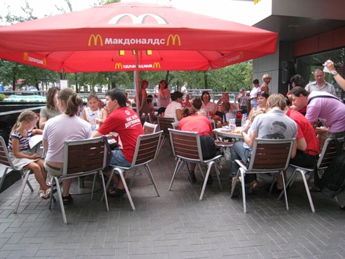 McDonald’s вводит обслуживание за столиками