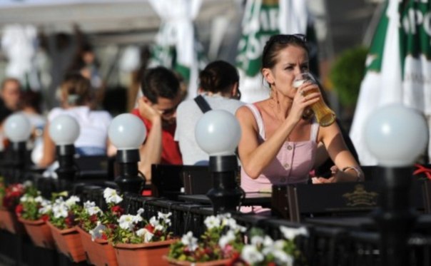 Московские власти могут установить штрафы за нарушение требований к размещению летних кафе