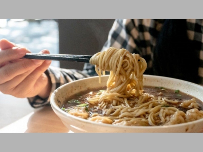 Негодующие взвешенные гости в китайском ресторане