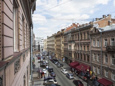 Пятьдесят ресторанов и кафе открылись на главных торговых улицах Петербурге с апреля по июнь