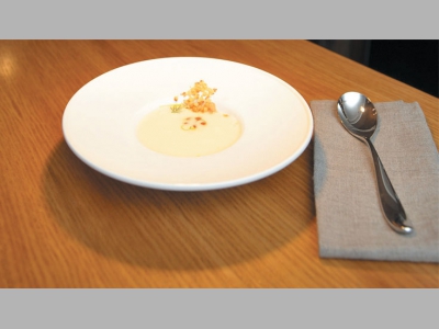 Картофельный крем-суп с желе со вкусом морских водорослей и красной икрой