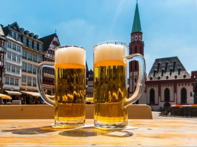 Немецкие пивовары уничтожают запасы пива на миллионы евро из-за карантина