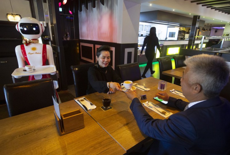 В Нидерландах клиентов ресторана будут обслуживать роботы-официанты