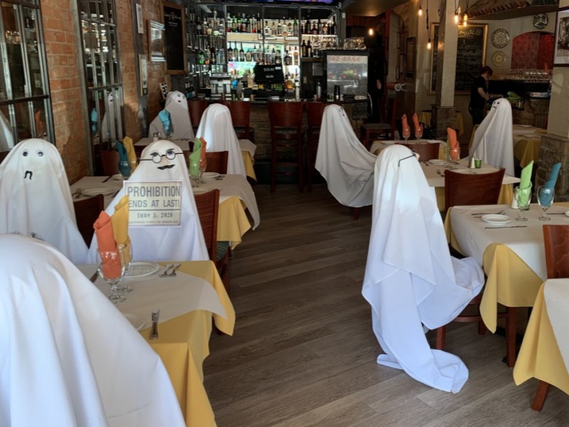В американском ресторане за столики посадили призраков