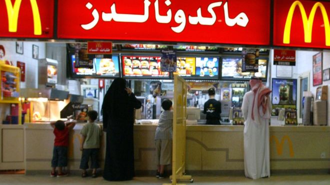В ресторанах Саудовской Аравии отменили отдельные входы для мужчин и женщин