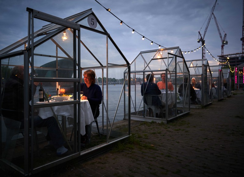 Ресторан в Амстердаме с концептуальными стеклянными теплицами