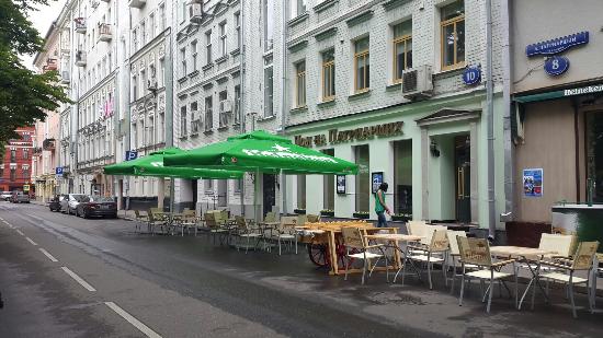 Жители района Патриарших прудов в Москве жалуются на шум в кафе