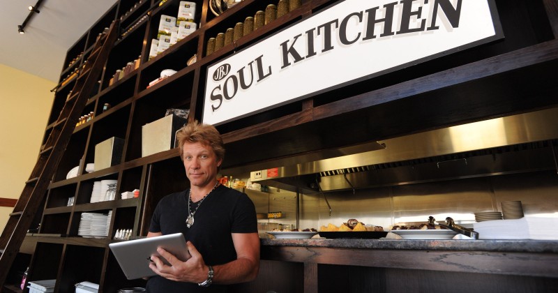 Легенда рока Джон Бон Джови и его жена Доротея Херли открыли ресторан «Soul Kitchen»