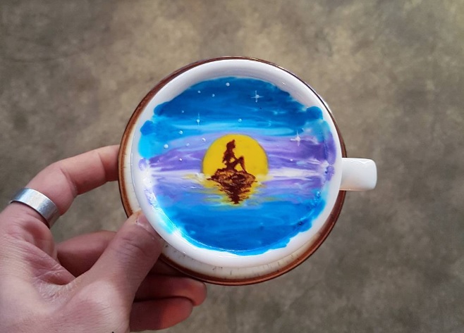 Бариста из Южной Кореи рисует на кофейной пенке