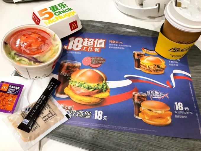 В ресторанах МакДоналдс в Китае предлагают «Русский» бургер