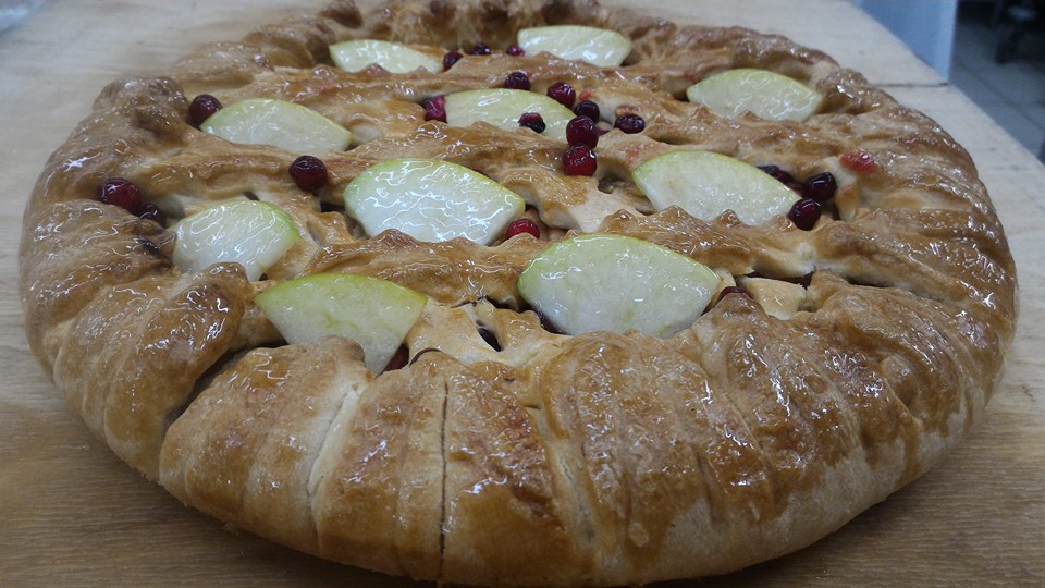 Пирог с яблоками и брусникой от Максима Сырникова
