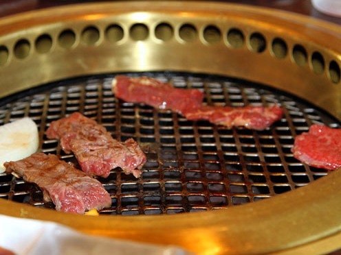 В Японии произошли массовые отравления сырым мясом в ресторанах
