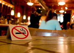 Владельцы бельгийских кафе и ресторанов требуют разрешить в помещениях курение