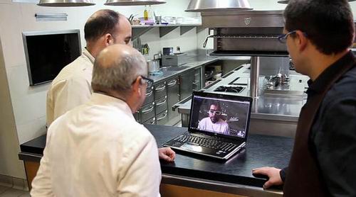Испанский шеф-повар управляет рестораном через Skype