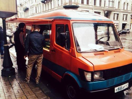По улицам Петербурга катается фургон с мороженым ручной работы