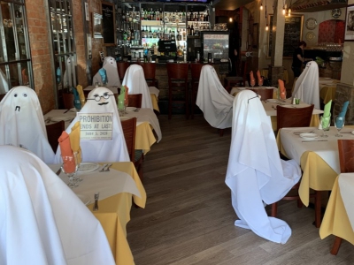 В американском ресторане за столики посадили призраков
