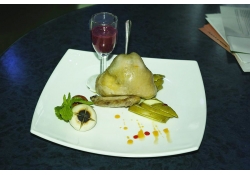 Цыпленок жареный с печеным яблоком и брусничным соусом от Александра Муравлева, шеф-повара московского ресторана «Зарубежье»