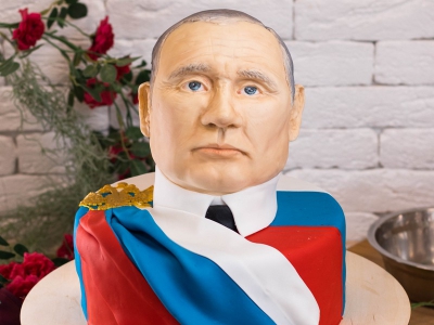 В Якутске ко Дню России подготовили выставку сделанных из торта президентов