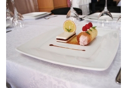 Сливочно-ванильный десерт  с мороженым и свежими ягодами от Евгения Рыстакова, шеф-повара ресторана «Куранты»