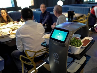 В Пекине официантам помогают роботы