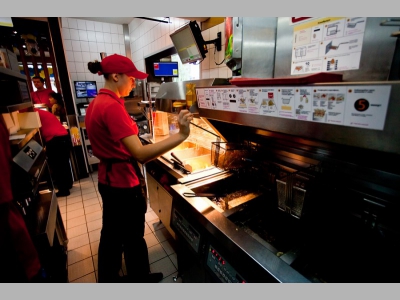 «Макдональдс» транслирует работу сотрудников на кухне в онлайн-режиме