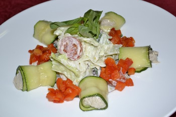 Салат овощной с заправкой «Хрен» и фаршированными цуккини