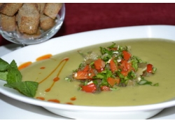 Суп-пюре из брокколи с печеными овощами и ржаными гренками