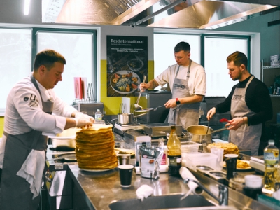 Преподаватели и студенты гастроакадемии STANFOOD by METRO объединились, чтобы испечь 1000 блинов для подопечных «Дома с маяком» и «Дари надежду»