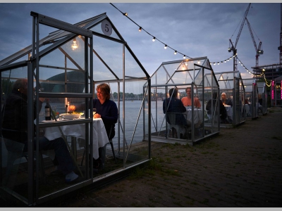 Ресторан в Амстердаме с концептуальными стеклянными теплицами