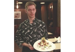 Кнели с лососем и микс-салатом в сырной корзинке от шеф-повара ресторана «Бергамот» Алексея Божко