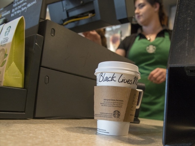 Starbucks в США и Канаде позволит работникам носить одежду и аксессуары в поддержку движения Black Lives Matter
