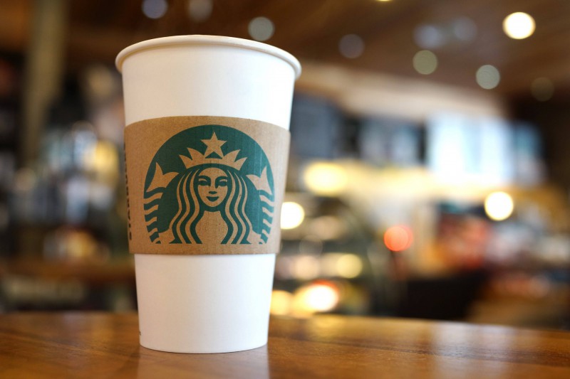 Starbucks откажется от персональных кружек из-за коронавируса