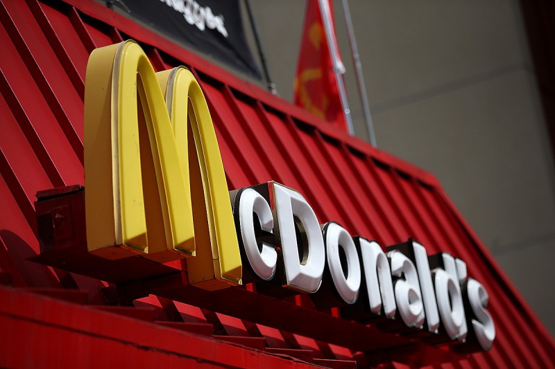 «Макдональдс» поможет своим сотрудникам деньгами