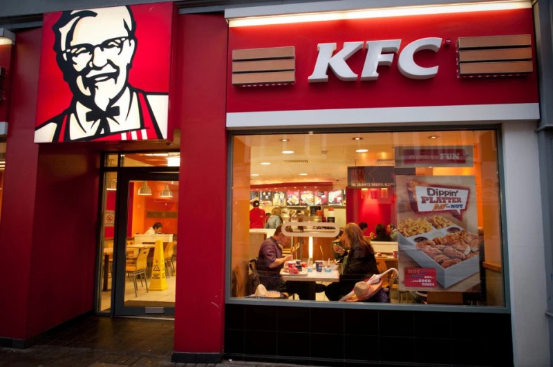 KFC начала издеваться над клиентами, которые готовят бургеры и крылышки дома