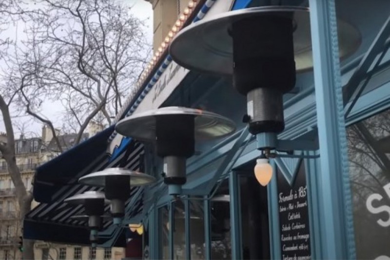 Правительство Франции запретит отапливать уличные террасы в кафе и ресторанах