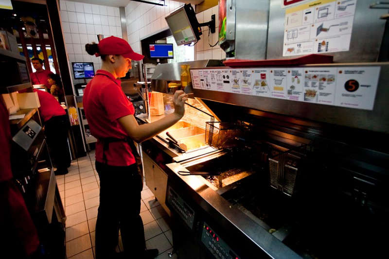 «Макдональдс» транслирует работу сотрудников на кухне в онлайн-режиме