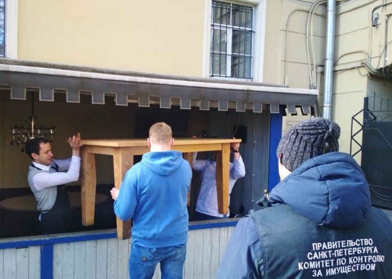 В Петербурге демонтировали незаконные террасы ресторанов