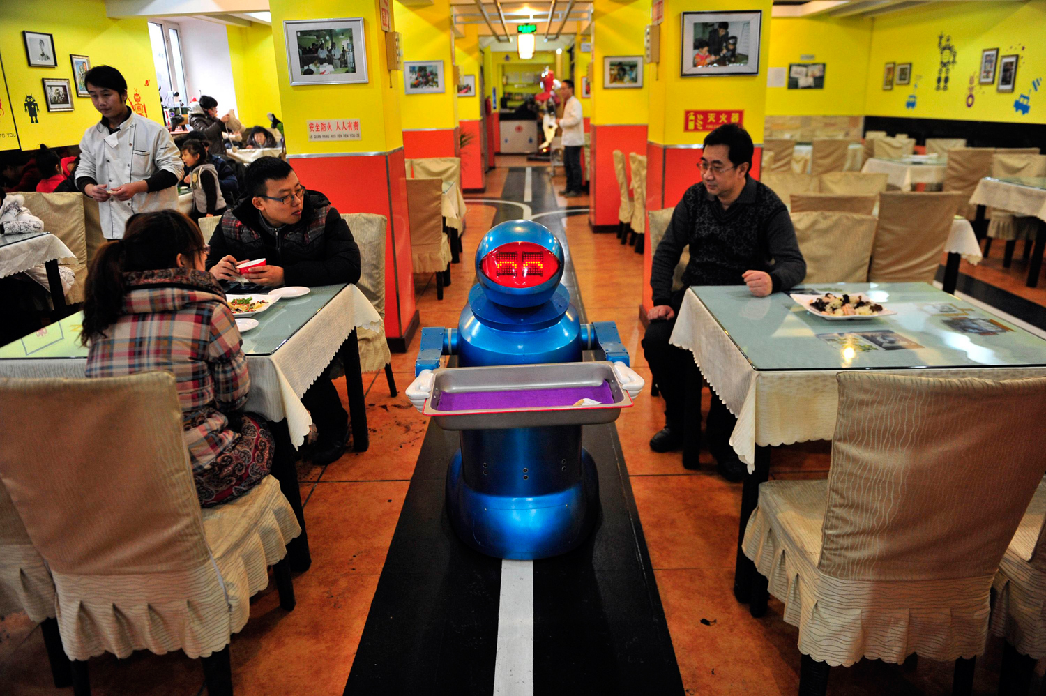 Китайских роботов-официантов решили уволить