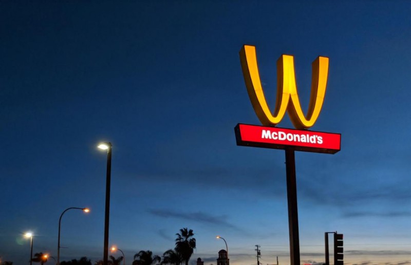 Компания McDonald’s перевернула логотип в честь Международного женского дня