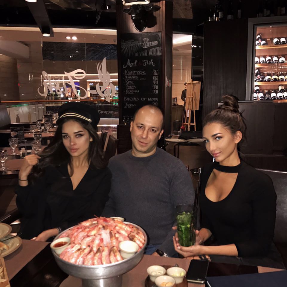 Сергей Миронов и девушки-блогеры в ресторане 