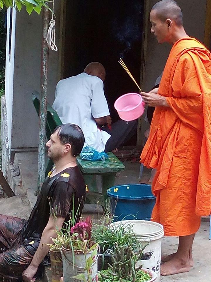 Восстановление сил после открытия ресторана в буддийском храме Камбоджи
