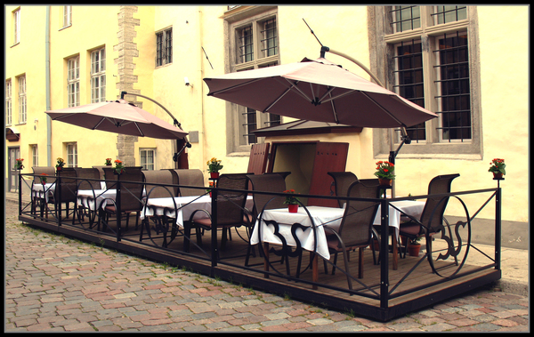 Столики на улице кафе. Летнее кафе Калита на улице. Уличное кафе. Уличное кафе с зонтиками. Кафе со столиками на улице.