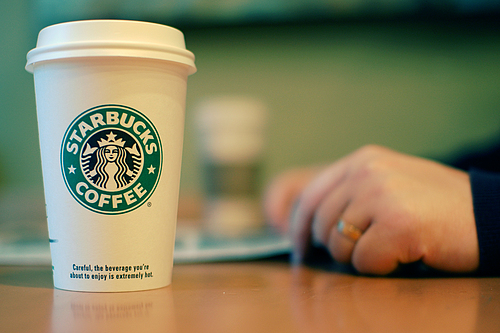 Starbucks в Москве собирает подарки для одиноких пенсионеров