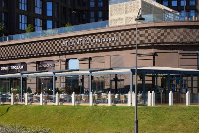 В московском ресторане Atlantica на проспекте Вернадского открыли утепленную летнюю веранду, которая будет работать до поздней осени 